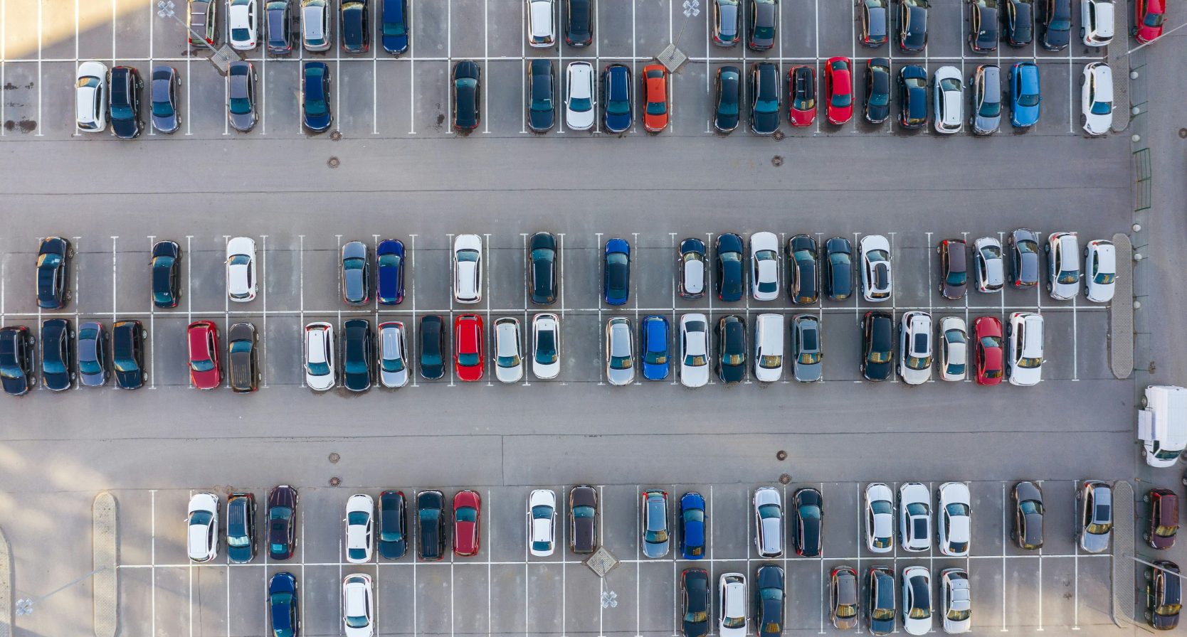Geparkeerde auto's op een parkeerplaats