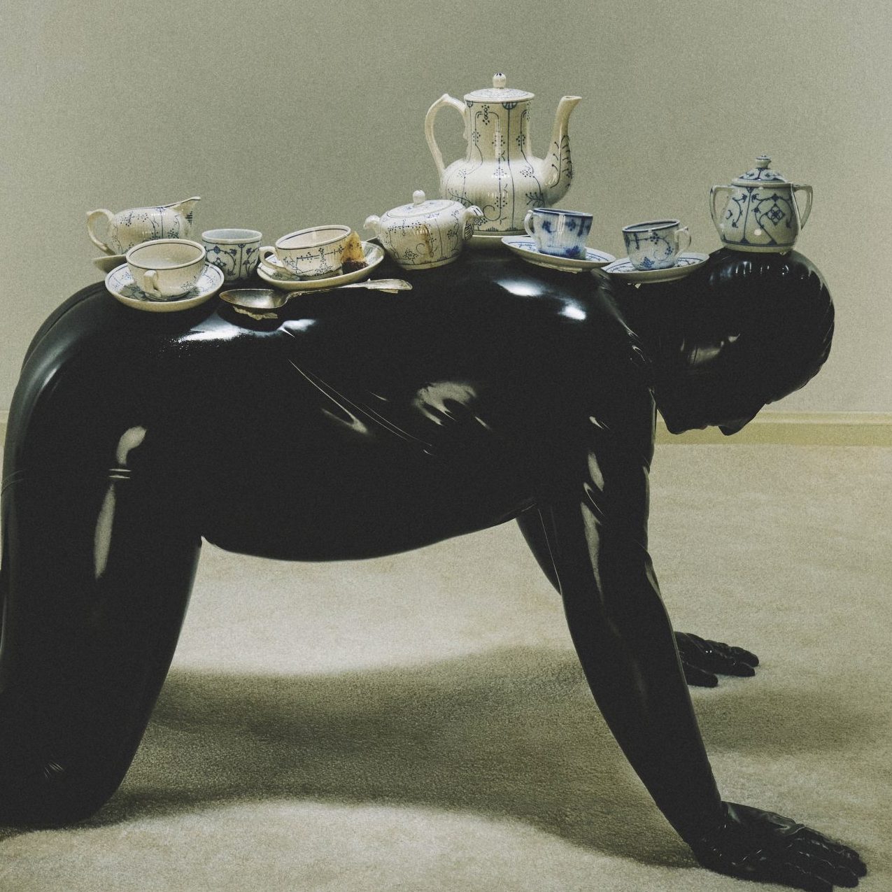 Rob (50) heeft fornofilie als fetisj en laat zich graag gebruiken als meubelstuk: ‘Mijn vrouw snapt er niets van’