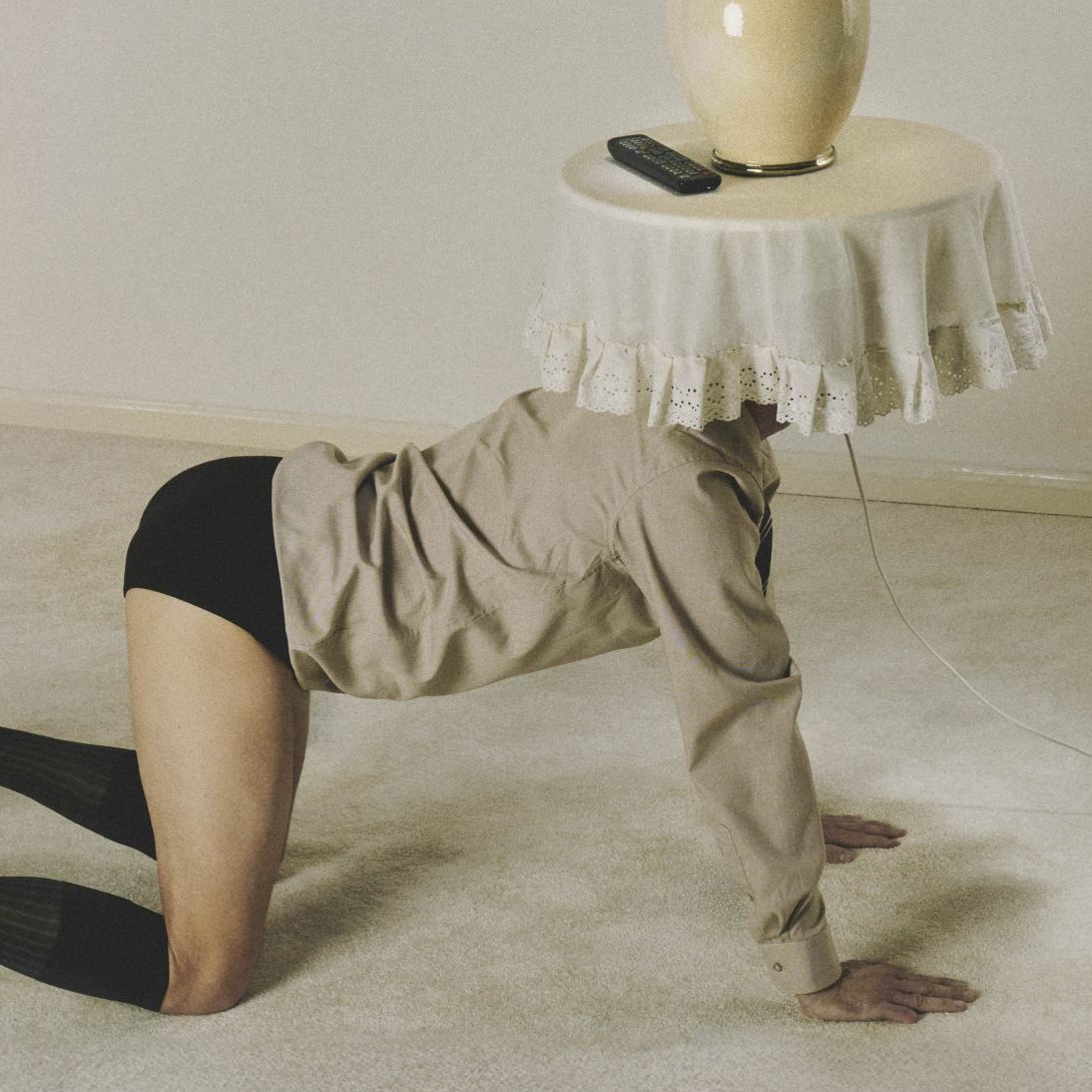 Edje (61) wil graag als tafel of stoel gebruikt worden: ‘Ik voel me trots als ik uren pijn en ongemak heb doorstaan’