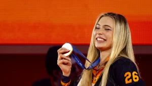 Thumbnail voor Jutta Leerdam juicht zó hard dat haar gouden plak een deuk oploopt: 'Is niet erg, ben blij dat ik 'm heb'