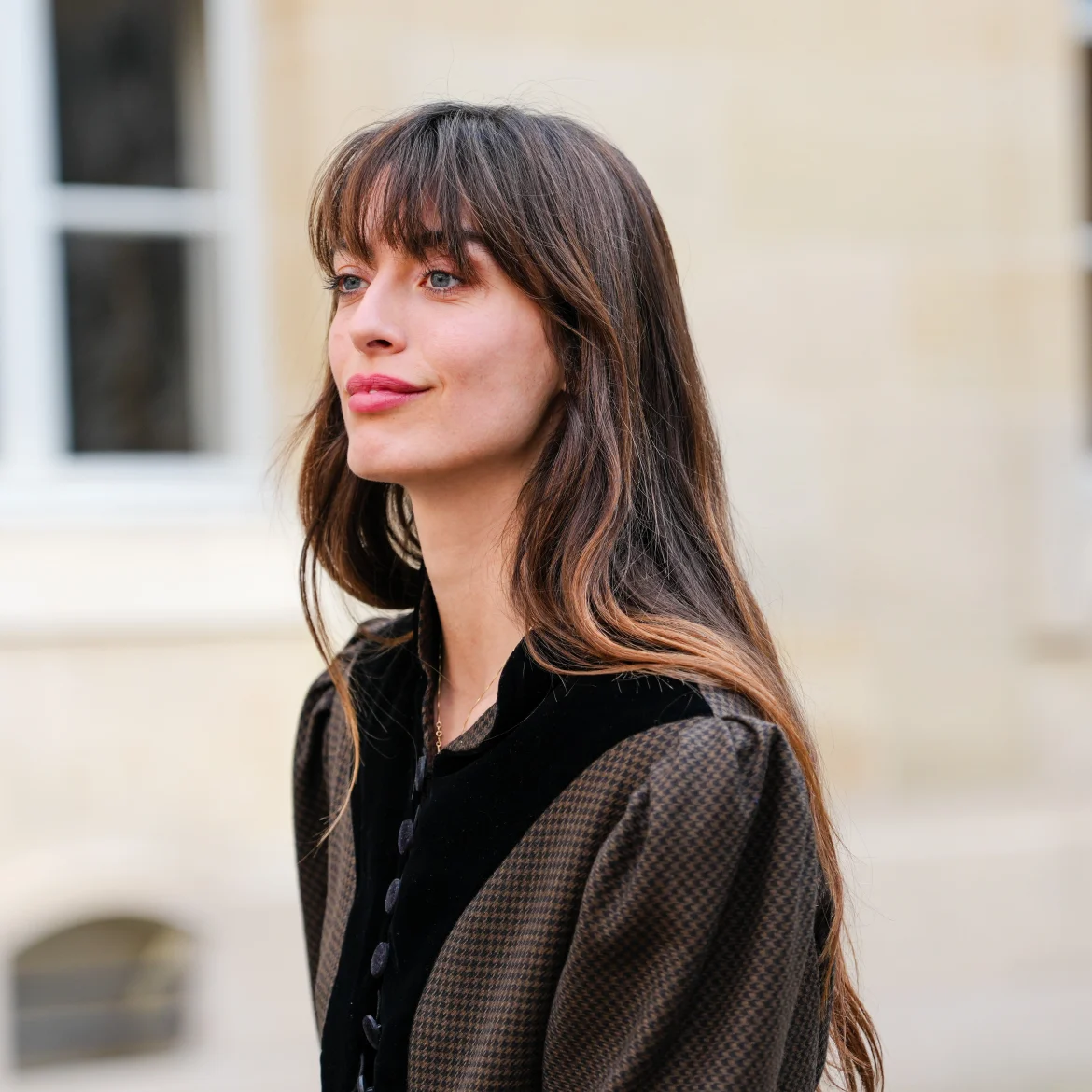 Vrouw met shag bangs