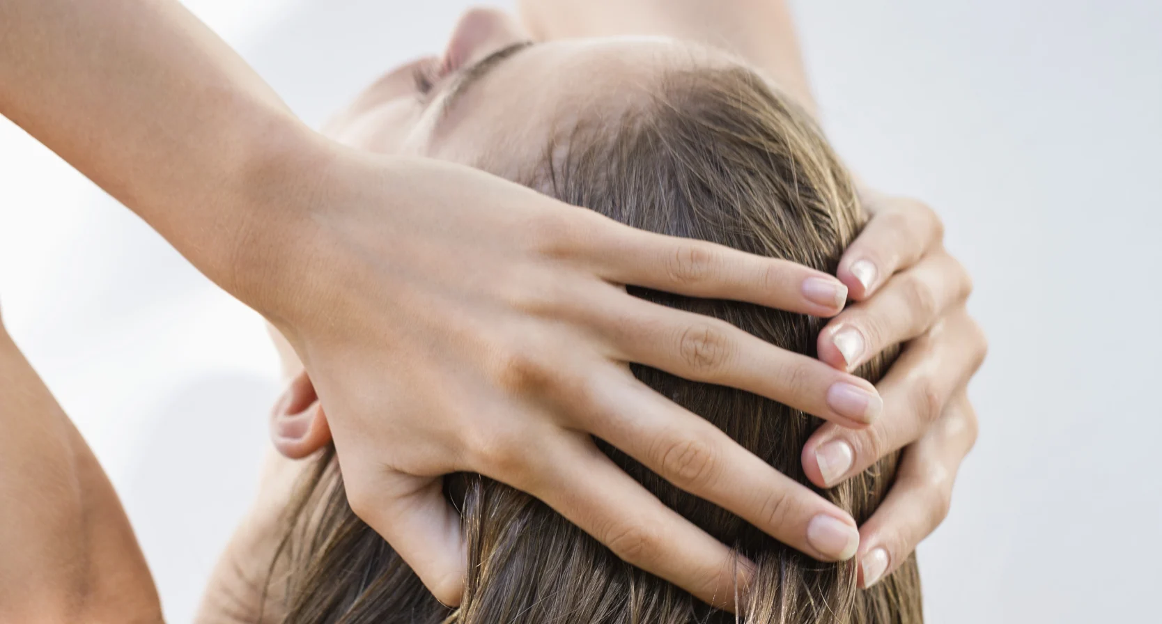 Vrouw met handen op haar hoofd | roos