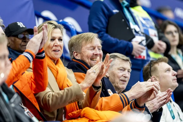 Willem-Alexander en Máxima feliciteren Femke Kok en Jutta Leerdam