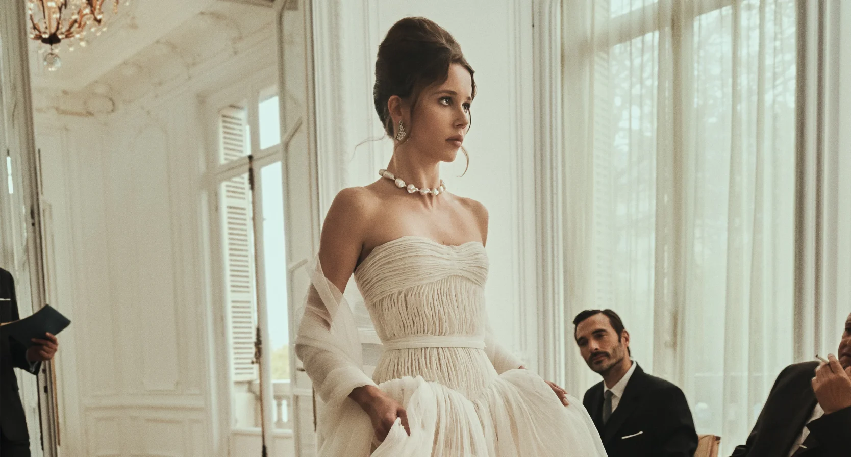 Vrouw loop naar het altaar op Birkenstocks van Danielle Frankel