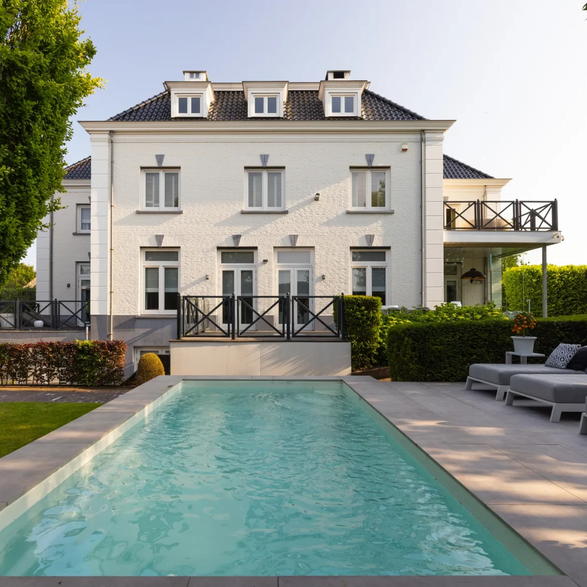 Witte villa met buitenbad.