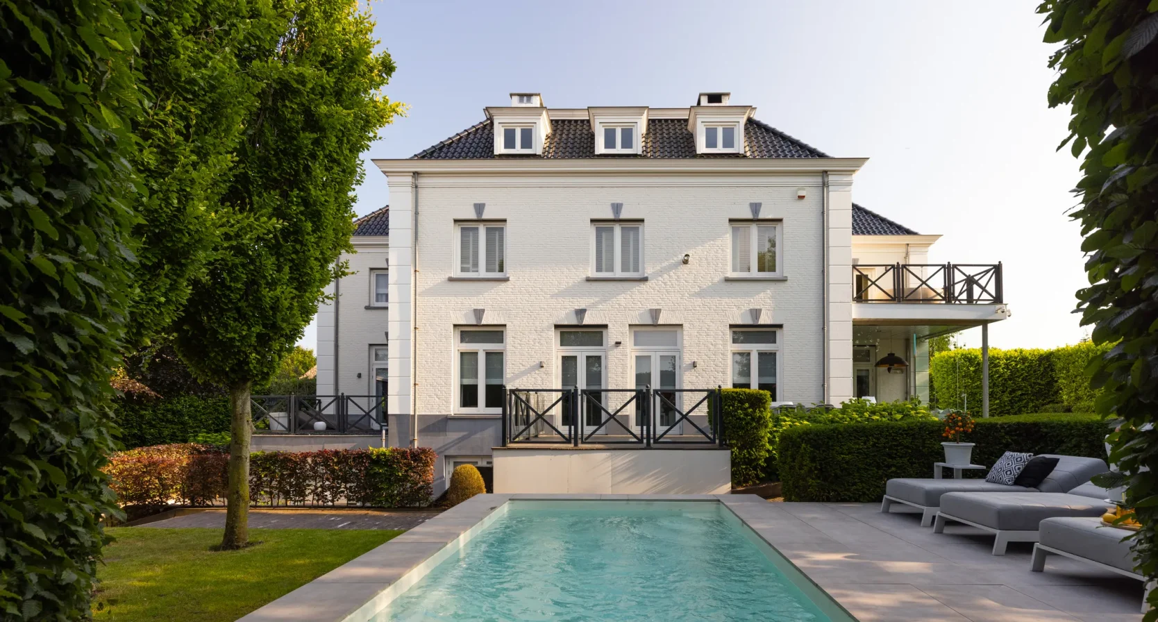 Witte villa met buitenbad.
