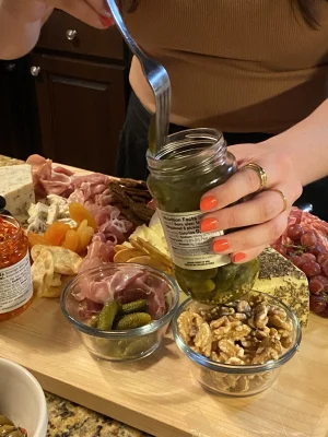 Thumbnail voor Sofie gaat op bezoek, krijgt borrelplank én Tikkie voorgeschoteld: 'Helft bleef onaangeraakt'