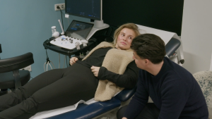 Thumbnail voor Bo geïrriteerd door partner Joris tijdens echo in 'De Bogaartjes': 'Hij zit alweer op z'n telefoon'