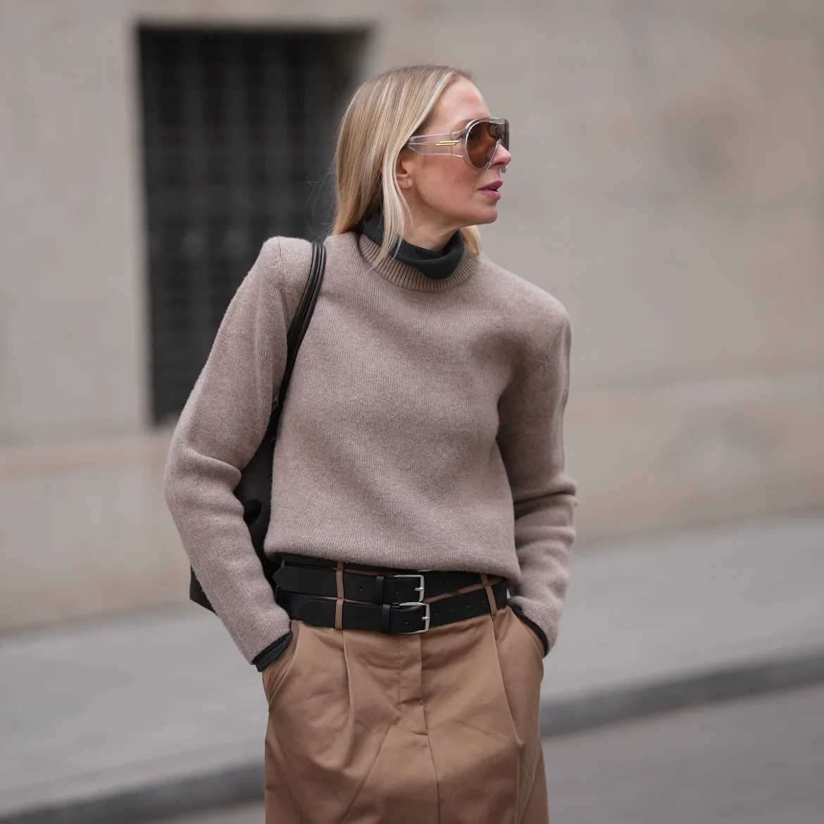 Vrouw met trui met schoudervullingen