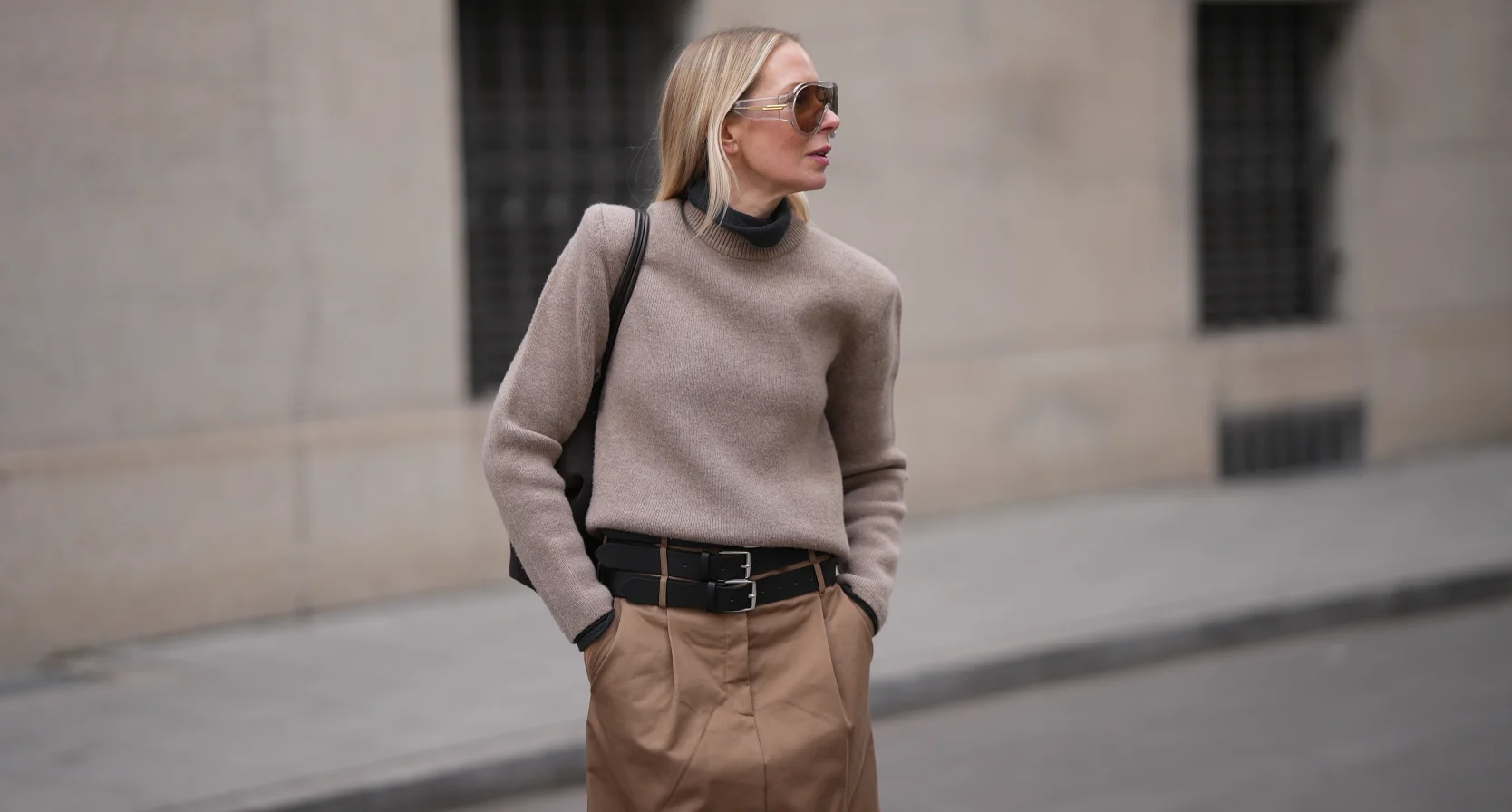 Vrouw met trui met schoudervullingen