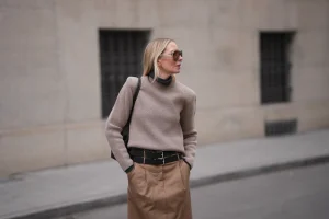 Vrouw met trui met schoudervullingen