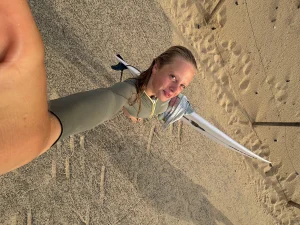 Thumbnail voor Elin (18) surft op WK-niveau: '4 jaar geleden had ik nog nooit op een board gestaan'