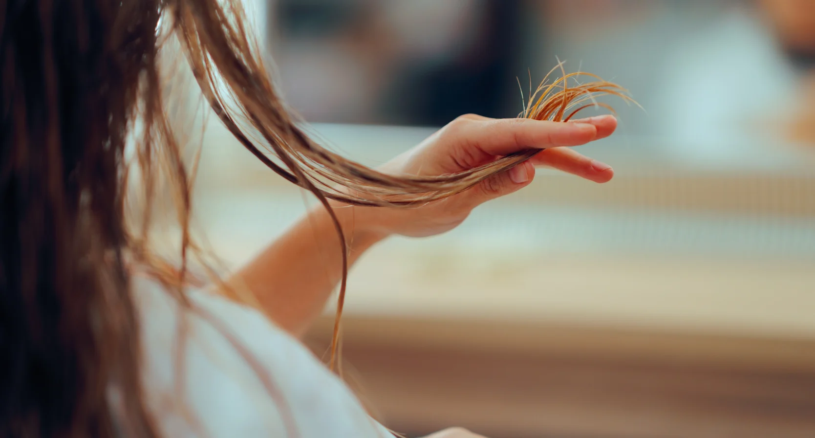 Vrouw met gespleten haarpunten