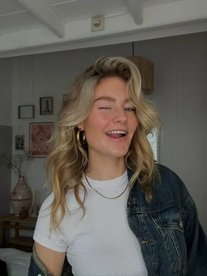 Thumbnail voor Jitske heeft een 'gat' in haar hand: 'Ik geef m'n geld al uit voordat ik het heb gekregen'