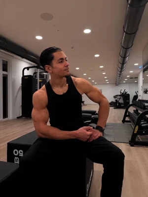 Thumbnail voor Anouar (24) viel 82 kilo af: 'Fysiek werd alles makkelijker, mentaal veranderde er weinig'