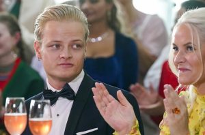 Thumbnail voor Marius Borg Høiby hoort zijn vonnis vanuit de gevangenis