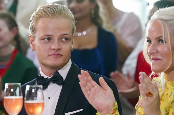 Marius Borg Høiby hoort zijn vonnis vanuit de gevangenis