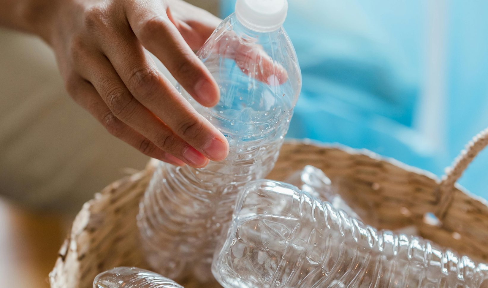 Lege plastic flessen opbergen plantenmand