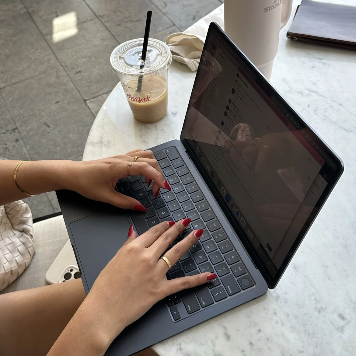 grok ai tool uitkleden