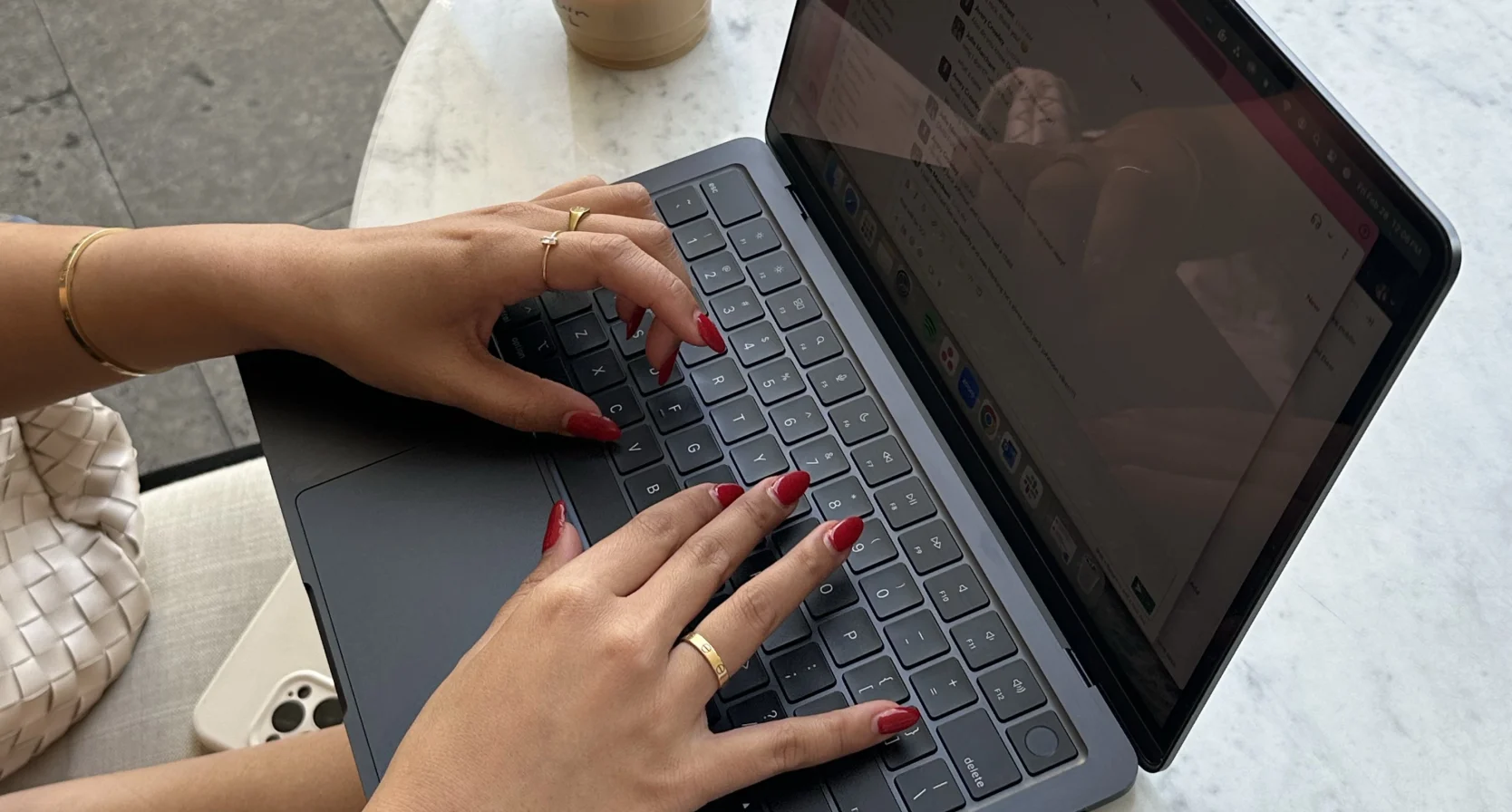 grok ai tool uitkleden