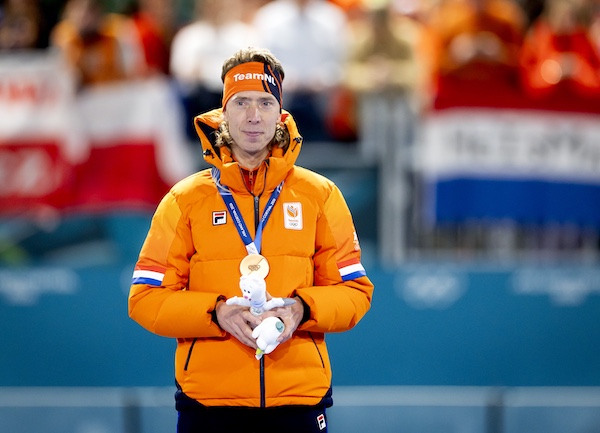 MILAAN - Jorrit Bergsma tijdens de medailleceremonie van de 10.000 meter bij het langebaanschaatsen in het Milano Speed Skating Stadium op de Olympische Winterspelen van Milaan. SEM VAN DER WAL / ANP