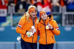 Thumbnail voor 'Zo had ik het gedroomd': Femke Kok pakt historisch goud en Jutta Leerdam zilver op 500 meter schaatsen