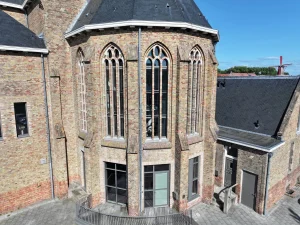 Thumbnail voor Van kerk naar droomappartement: hier woon je hemels (en wordt de sportschool overbodig dankzij déze trappenpartij)