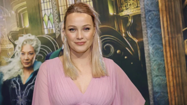 Tess Milne is te zien in Roadtrippers VIPS