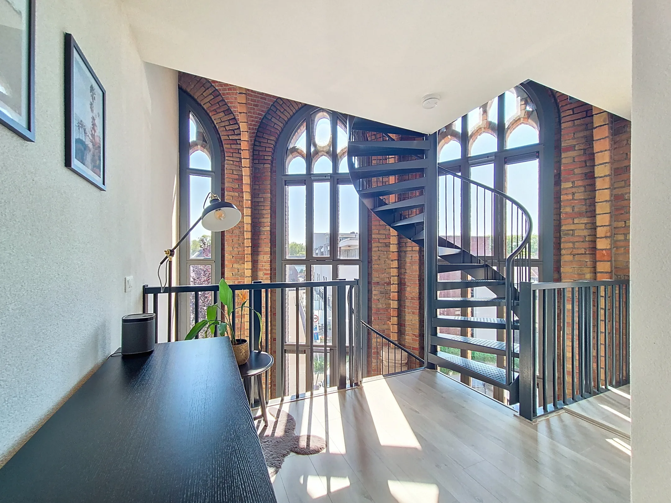 Hoge ramen in kerk woning