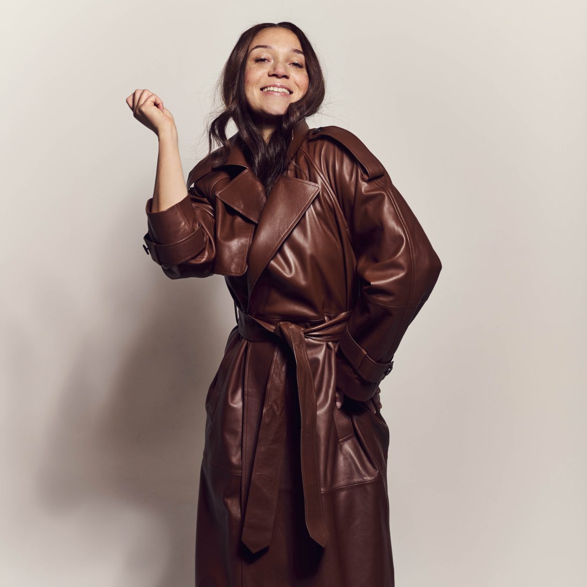 Jade Olieberg in tussenjas