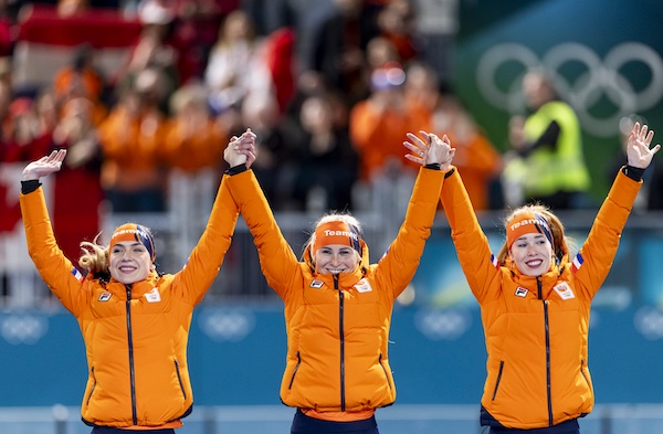 MILAAN - (l-r) Joy Beune, Marijke Groenewoud, Antoinette Rijpma-de Jong op het podium na afloop van de finale ploegenachtervolging vrouwen bij het langebaanschaatsen in het Milano Speed Skating Stadium op de Olympische Winterspelen van Milaan. SEM VAN DER WAL / ANP