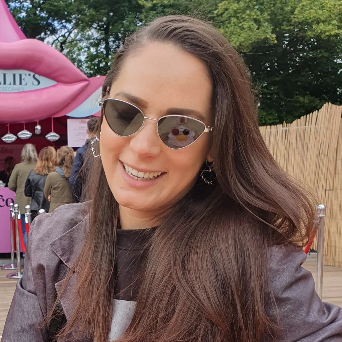 Faye (32) draagt twee weken een zonnebril na mislukte lashlift: 'Leek alsof ik geen wimpers meer had'