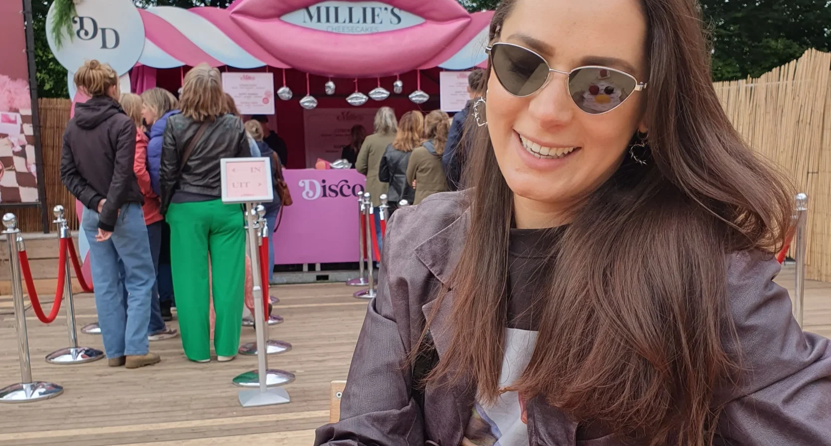 Faye (32) draagt twee weken een zonnebril na mislukte lashlift: 'Leek alsof ik geen wimpers meer had'