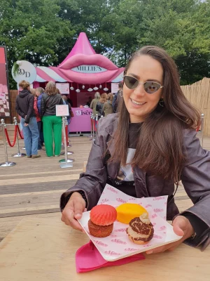 Thumbnail voor Faye (32) draagt twee weken een zonnebril na mislukte lashlift: 'Leek alsof ik geen wimpers meer had'