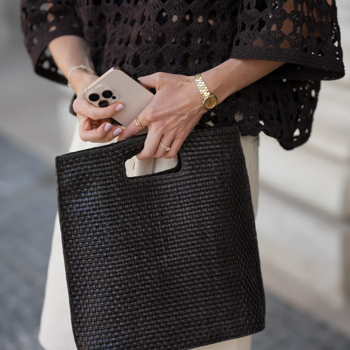 Vrouw met gouden sieraden