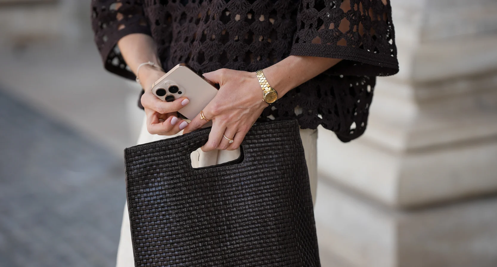 Vrouw met gouden sieraden