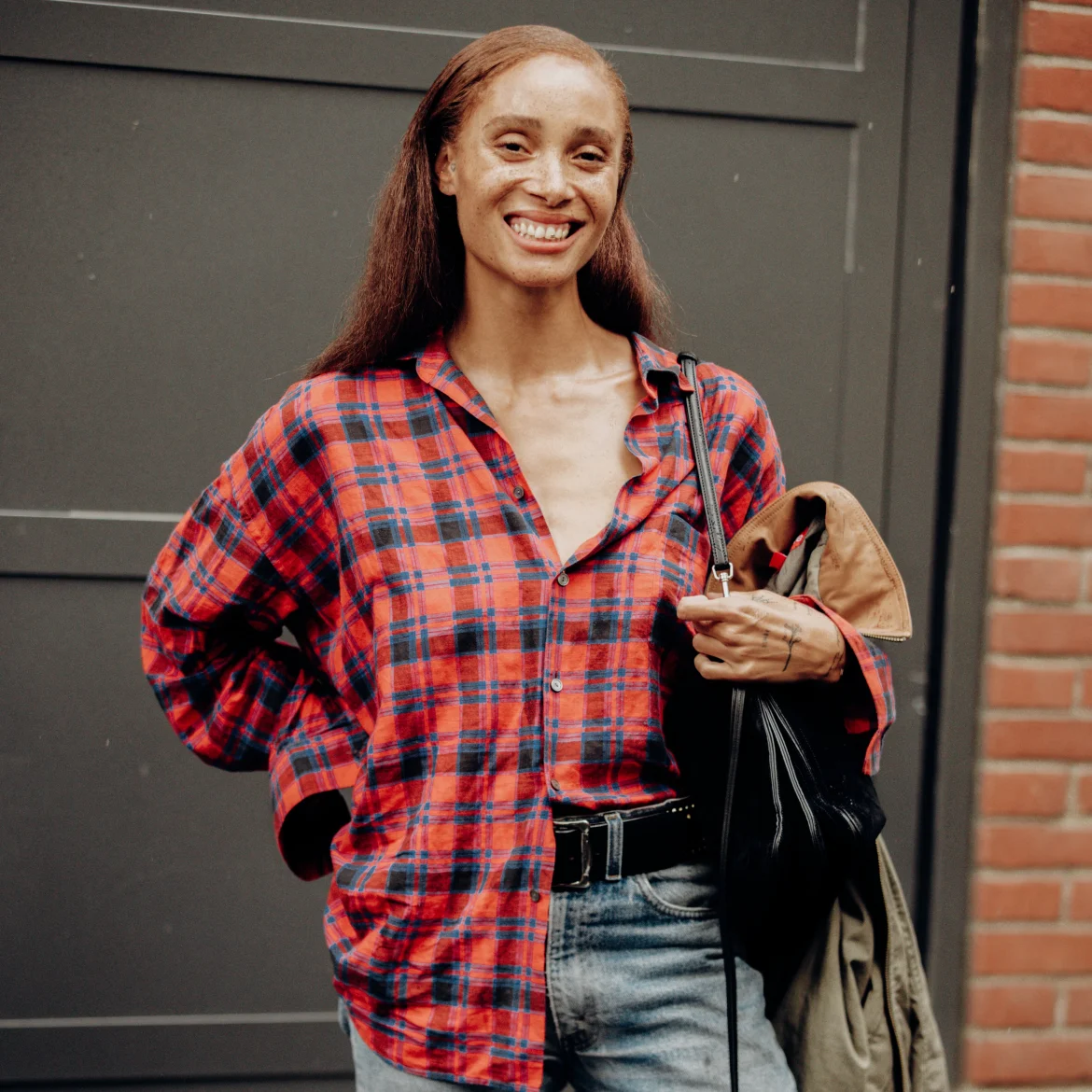 Vrouw met geruite blouse