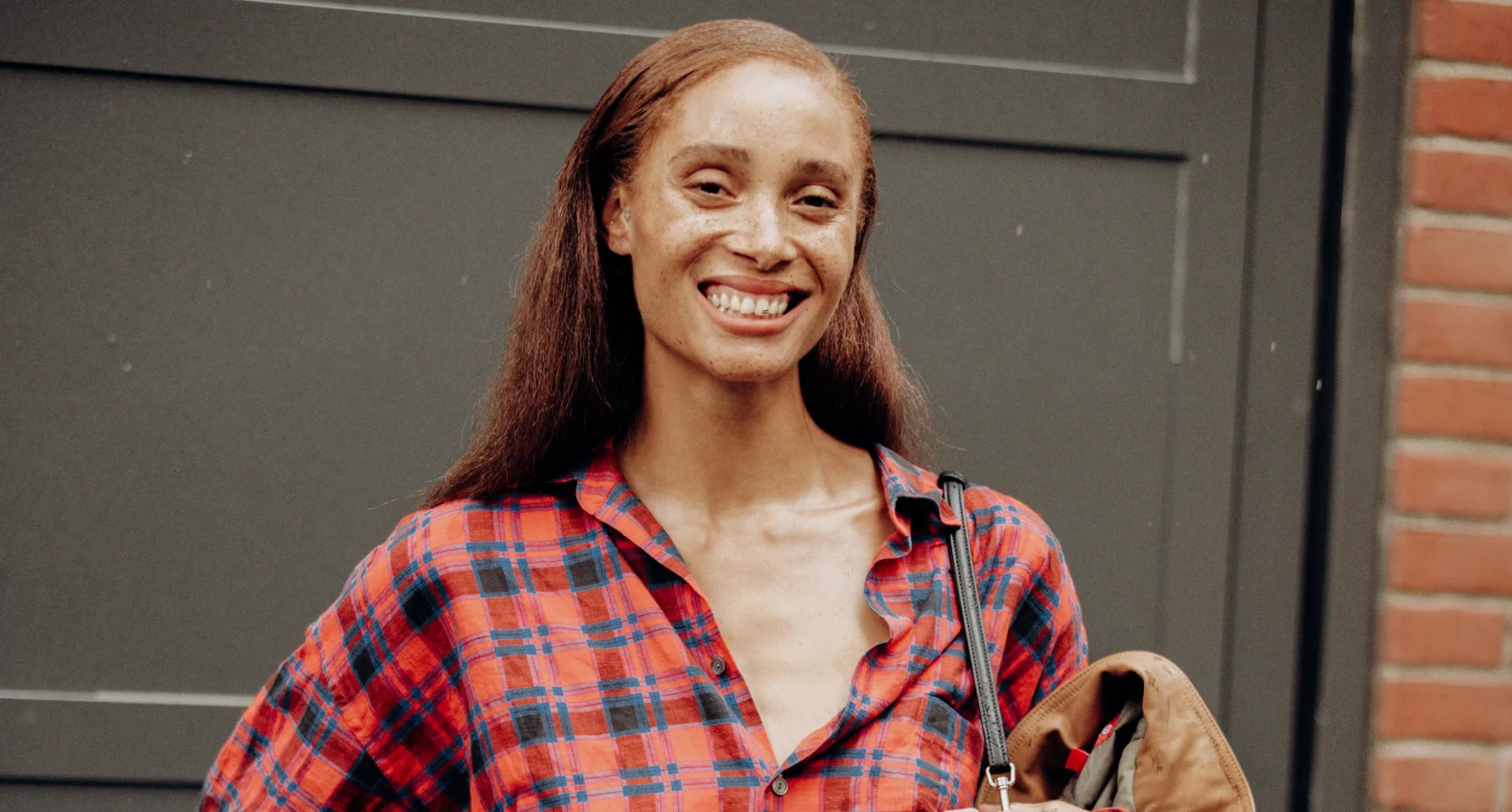 Vrouw met geruite blouse