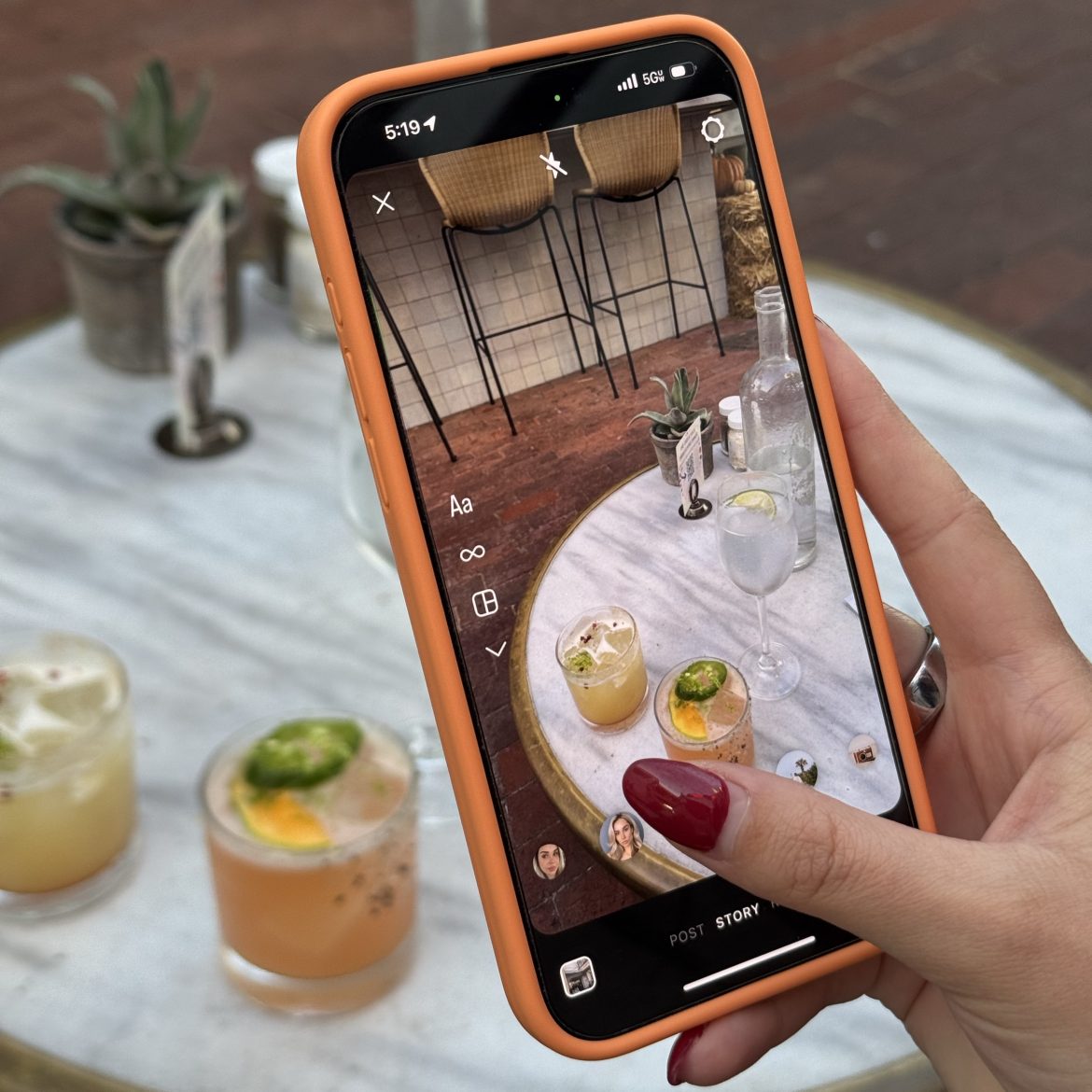 de-influencen | vrouw met mobiel in hand