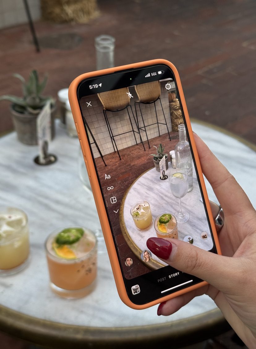 de-influencen | vrouw met mobiel in hand