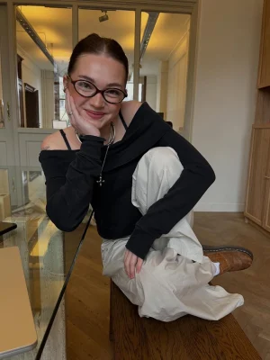 Thumbnail voor Mendes rok raakte verstrikt in brommer: 'Stond opeens in mijn string in de winkelstraat’