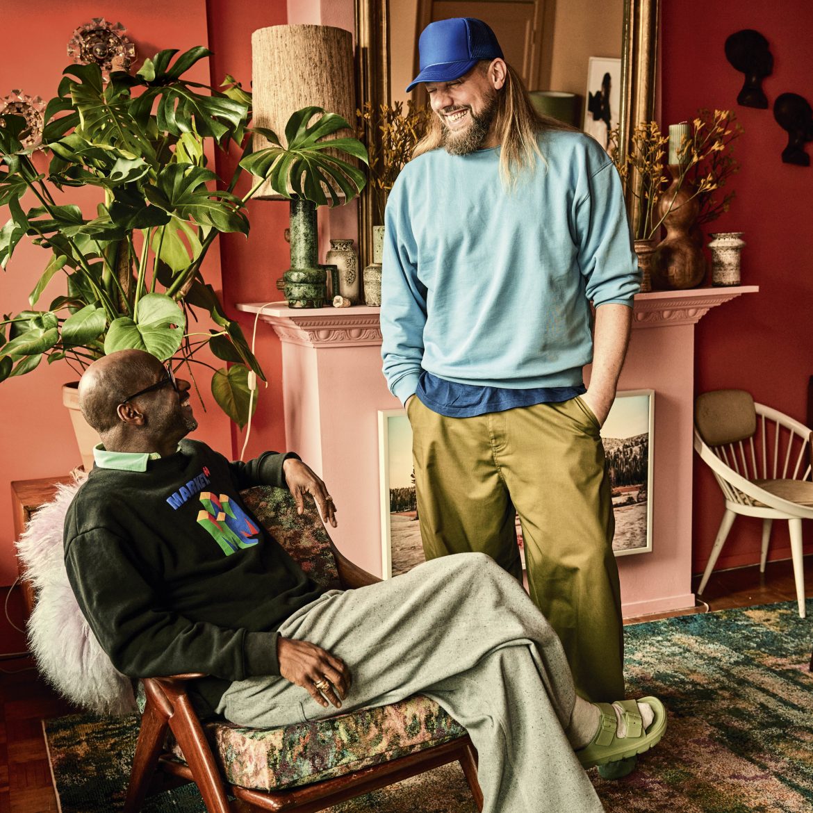 Een kijkje in de roze woning van fotograaf Ernst Coppejans: ‘Zwarte stalen deuren en visgraatvloeren? Nee, dank je’