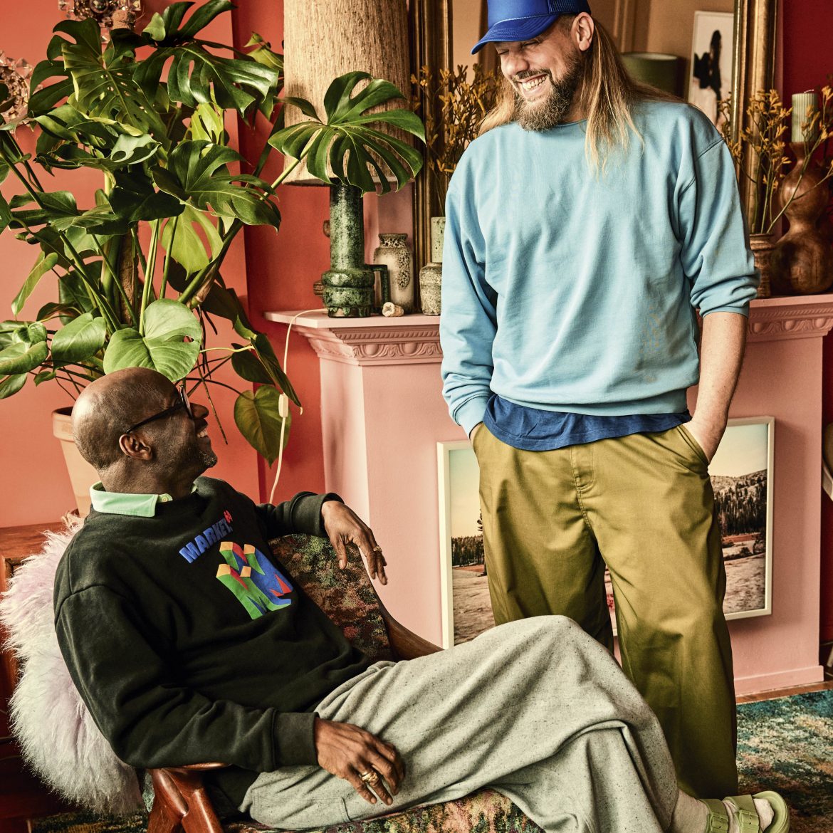 Een kijkje in de roze woning van fotograaf Ernst Coppejans: ‘Zwarte stalen deuren en visgraatvloeren? Nee, dank je’