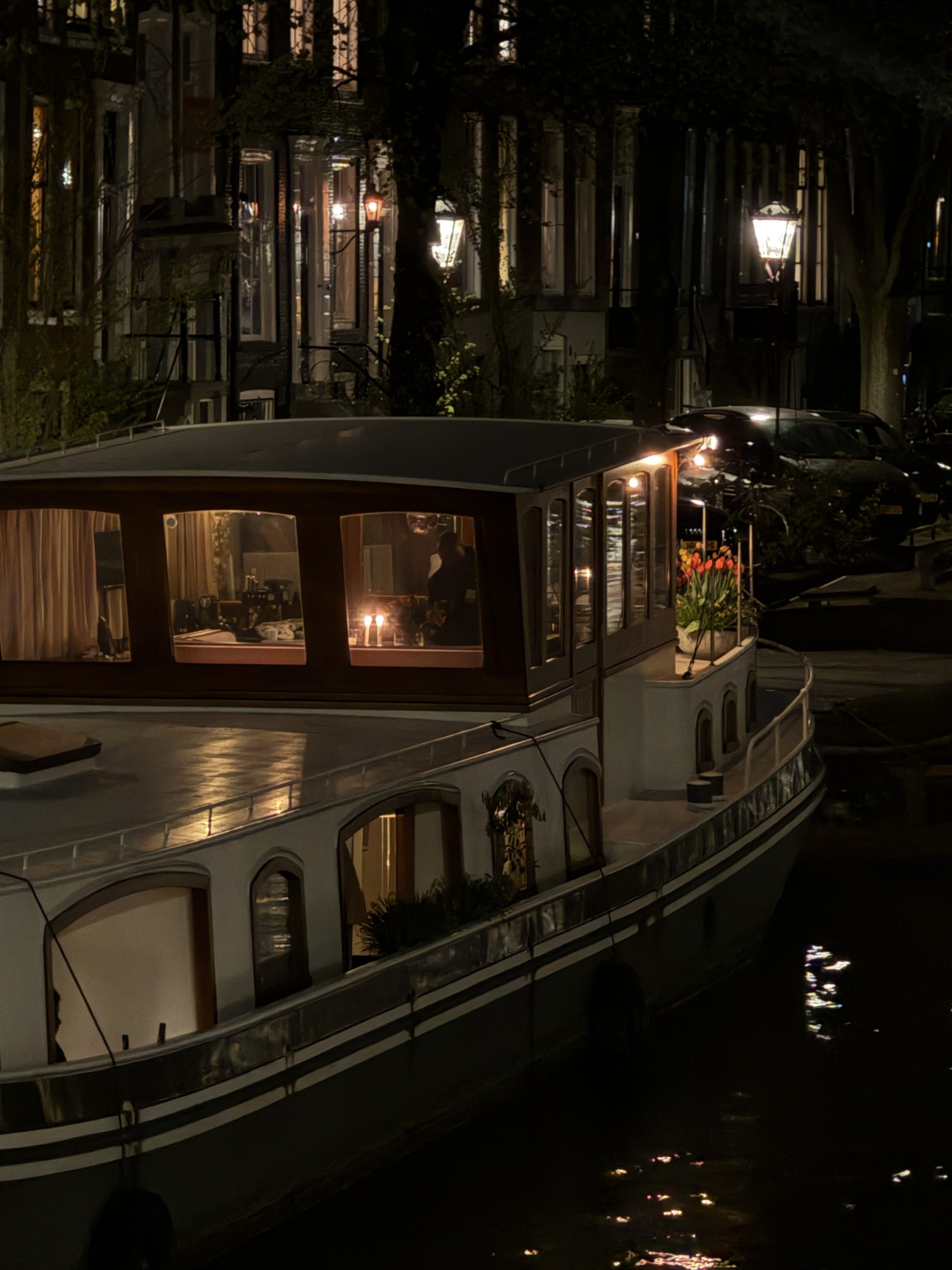 Thuis bij de MEIDEN Kelsey woonboot Amsterdam