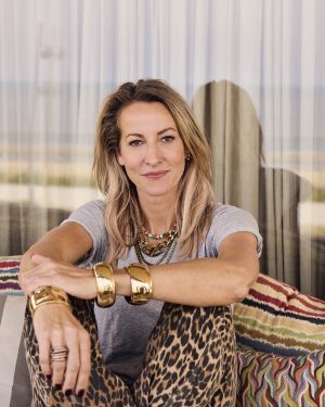 Thumbnail voor Wonen in een huis aan zee: sieradenontwerpster Julie Hoyng doet het (en dat ziet er zo uit)