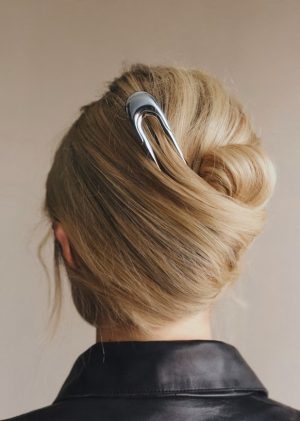 Thumbnail voor Je haar snel opsteken doe je met een Franse haarpin, maar dan moet je wel even weten hoe die werkt