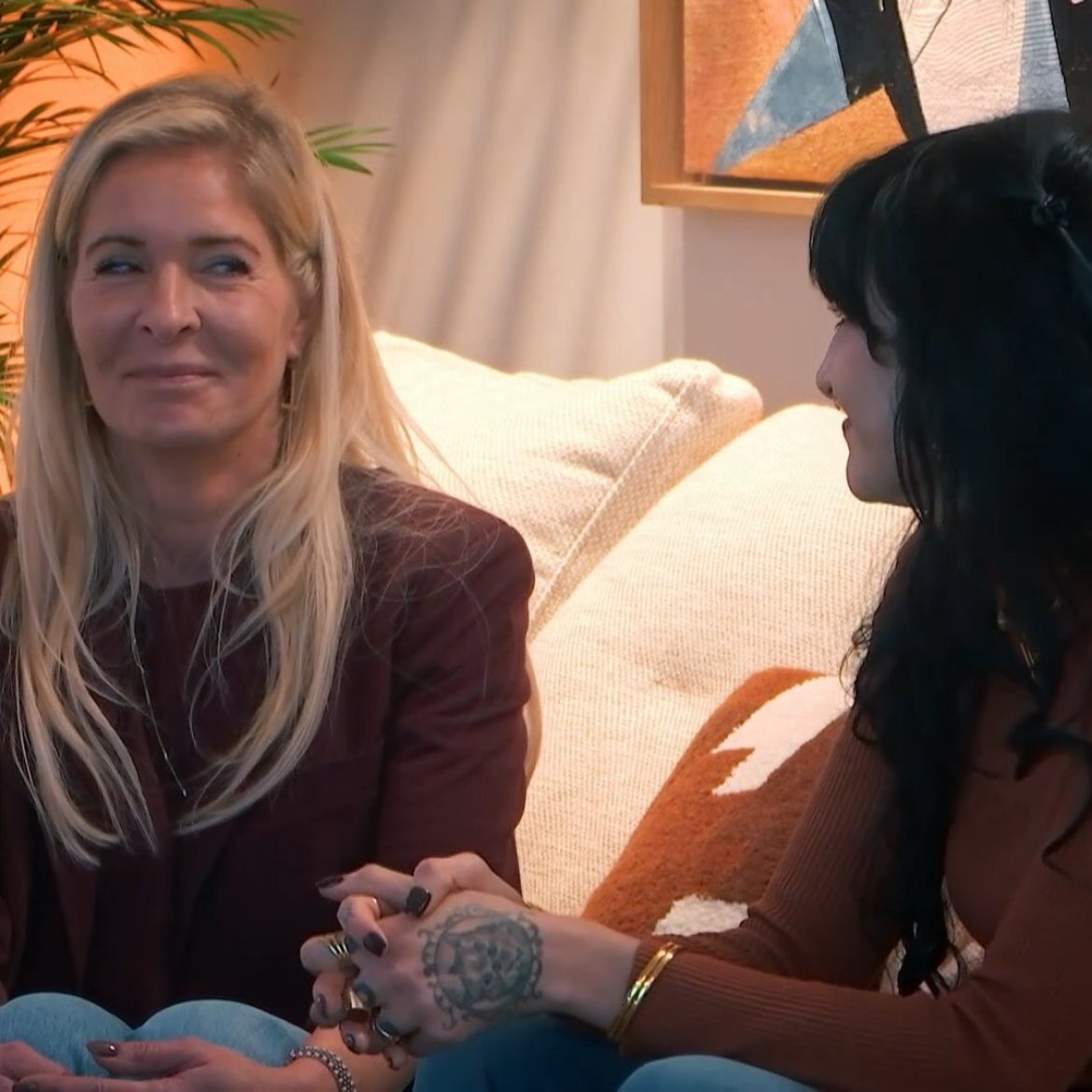 Christina vertelt dat ze zwanger is aan Mariska Bauer