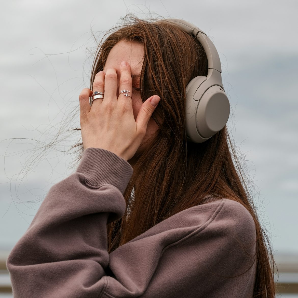 Vrouw met koptelefoon op