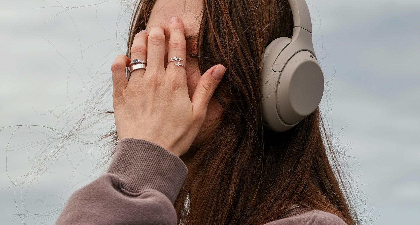 Vrouw met koptelefoon op