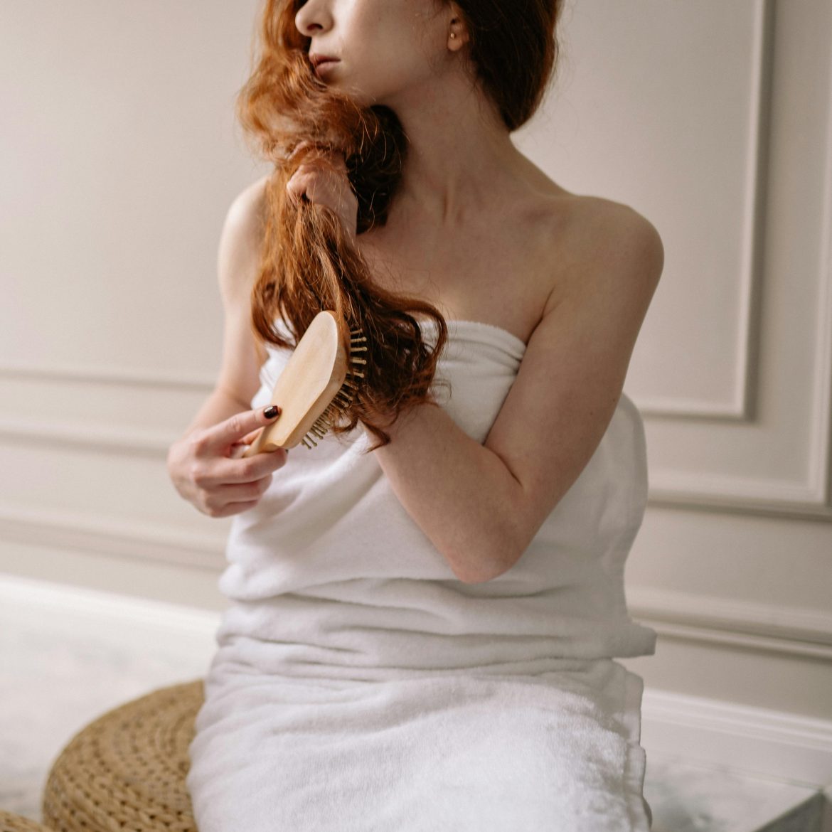 haar borstelen vrouw